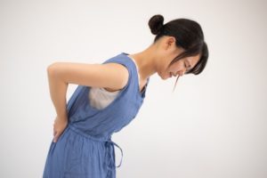 腰痛の女性。恵比寿コ・メディカル整体院の施術で解消